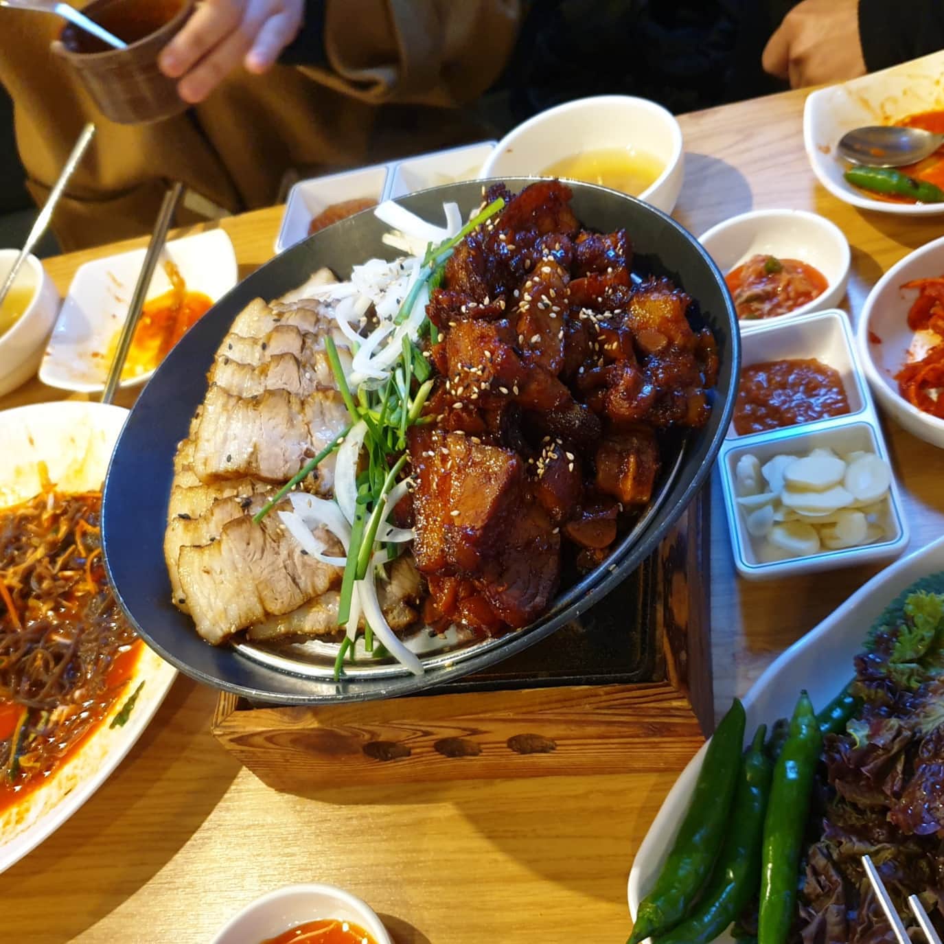 -
#꿀주말 #인계동족발맛집 발견 ☆.☆/
⠀
반반메뉴로 보쌈과 불족은 환상의 조화,
#아강족발 에서는 따뜻하게 불위에 올려줘서
오래도록 먹어도 식지않고 따뜻하게 먹방 👍
⠀
쟁반막국수까지 시켰는데도 너무 맛있어서 clear..
#심술 처음마셔봤는데 스파클링와인맛으로 good
다음 방문엔 셀프라면도 같이해서 먹어봐야G :)