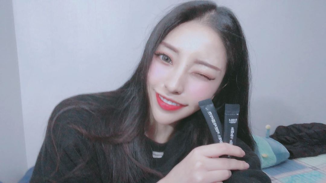 • 윤 '閏' on Instagram: “. 먹는 콜라겐 들어봤엉? 나는 늘 바르는 것만 보다가 먹는 건 처음 봤는데 너무 간편하고 좀 시지만 레몬맛 좋아하는 사람들한테는 강추 강추 👍🏻 . 접하기 전까지는 몰랐는데 피쉬콜라겐이라는 말 처음 들어봐서 뭔가 찾아봤더니 분자 구조가 작아서 체내…”