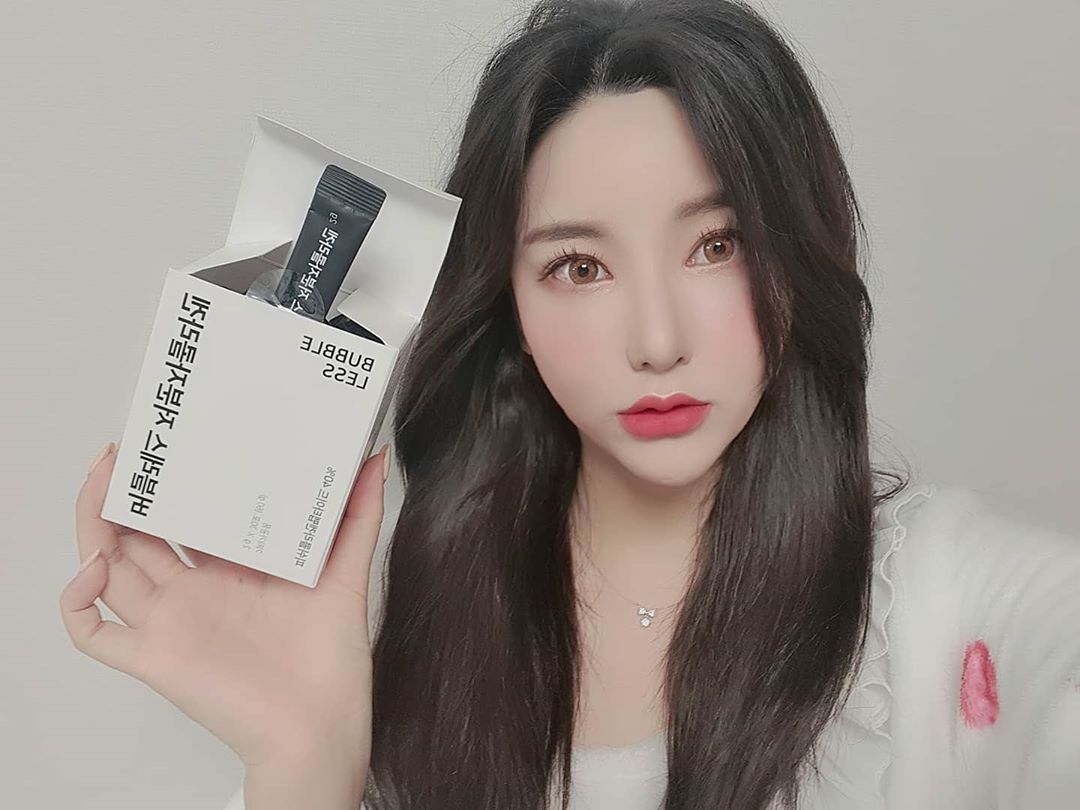 Rina&Minji on Instagram: “피부에 양보하세요~요즘같은 날씨에 많이 건조해지는 얼굴 콜라겐부족 비타민부족 수분부족 버블레스 저분자 콜라겐으로 채운다♥ 스틱형으로 나와서 간편하게 그냥 먹어두되고 물과 함께 또는 요거트나 시리얼과 함께 섭취가능해서 좋음👍비타민c 대량함류라 엄청…”