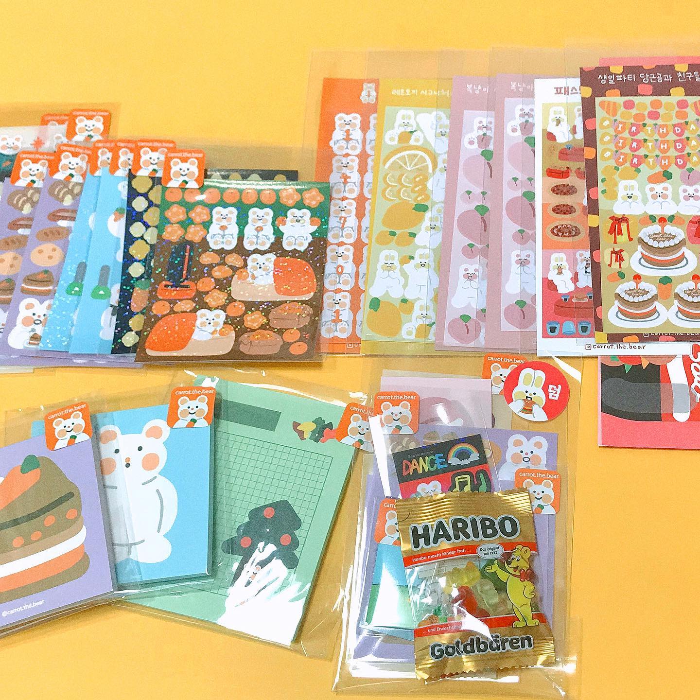 드뎌 택배가 도착했다네🥕🧸💖 세상 졸귀 당근곰이 가득💕심쿵쓰🥰

작가님 덤이 이렇게 많다니요!!😻
너무 대혜자 아닌가유✨✨ 당근곰으로 가득찬 다꾸 어서 해보구 싶네요😆

간식도 잘 먹겠습니다💕🥕