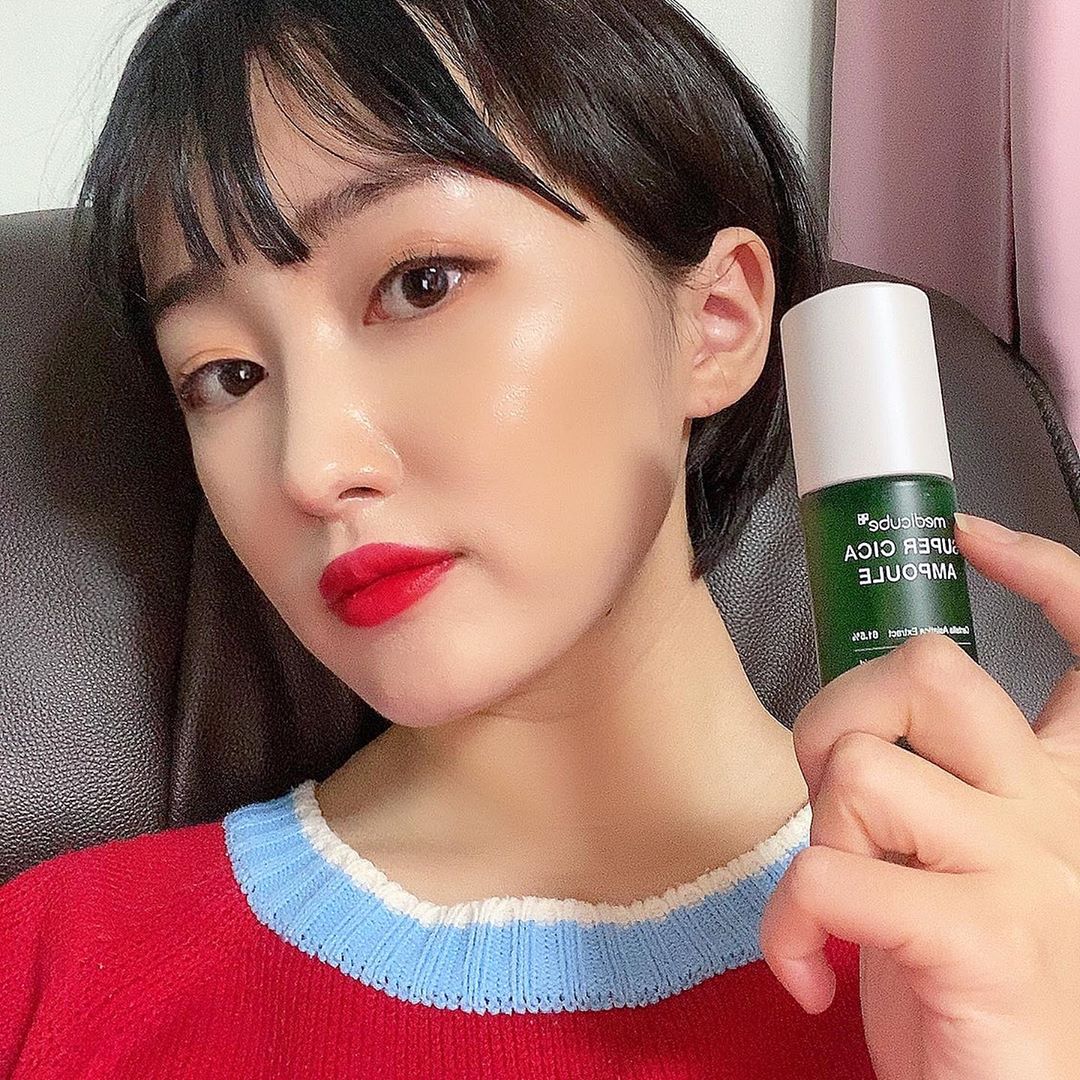 뇽찡ღ on Instagram: “손상피부를 케어하고 진정시키는 기능이 탁월한 메디큐브의 시카케어를 소개합니다. 손상 피부 케어에 탁월한 병풀 네가지 성분이 한병에 담겨있다니 놀랍지 않나요,,, 제형도 끈적거리지않고 부드럽게 아주 잘 발립니다 최고 🤫  #메디큐브 #medicube…”
