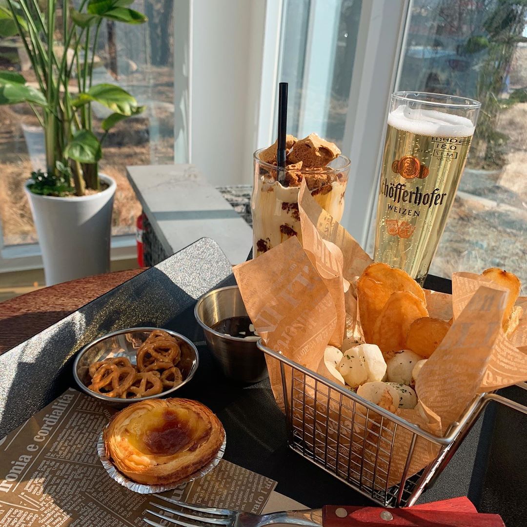 김소연 on Instagram: “목화솜 탕수육도  달고나 라떼도 논 알콜 맥주도 진짜 신선했는데 다 맛있었고 지금처럼 겨울에 가면 딱좋을듯.. . . . . #nov133 #노브133 #맥주카페 #용인카페 #수원카페 #에버랜드 #용인맛집 #드라이브카페 #경기도카페 #드라이브…”