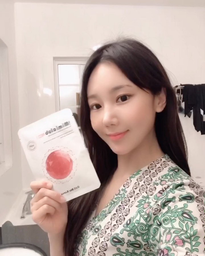 려은😙 on Instagram: “_ 이번에 #괌여행 때 챙겨간 #led마스크팩 _ 역시 마스크팩이 간편해서 좋다!! #여행필수품 특히 요 led마스크팩 은  주변의 빛을 흡수하여 마스크팩에 표기된 'mimiclub' 텍스트에서 빛을 낸다 #신기방기 LED 마스크에서 나오는 빛파장과…”