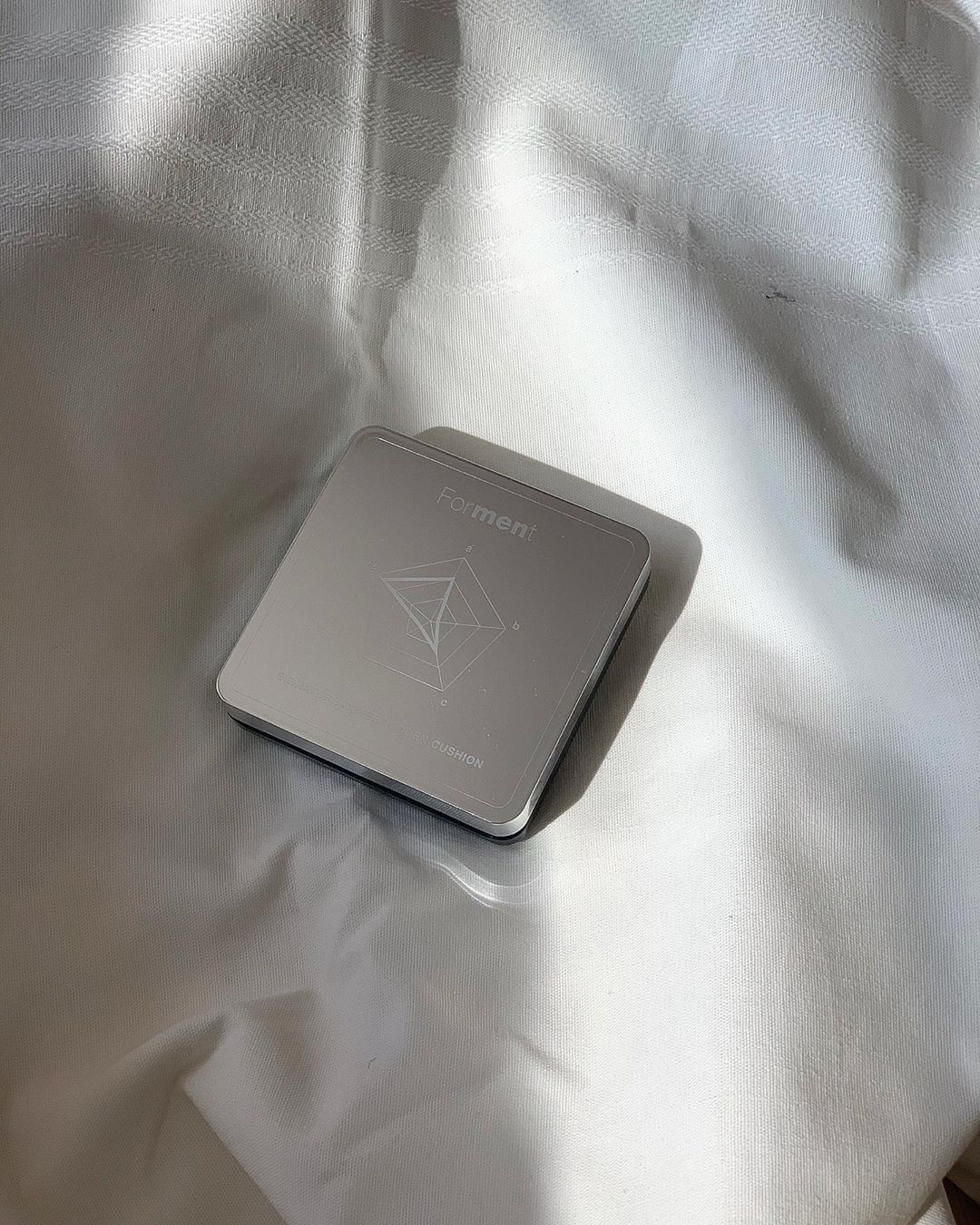 쏨쭌❣️ on Instagram: “내 얼굴은 주근깨가 많아서 항상 스트레스인데 포맨트히든쿠션은 커버도 잘되고 뜨지 않아서 요새 이거만 쓴다 외관도 시크함😏  #포맨트 #forment #시그니처커버히든쿠션 #히든쿠션 #남자쿠션 #맨즈뷰티 #데이트준비 #남자메이크업 #남자BB #AD…”