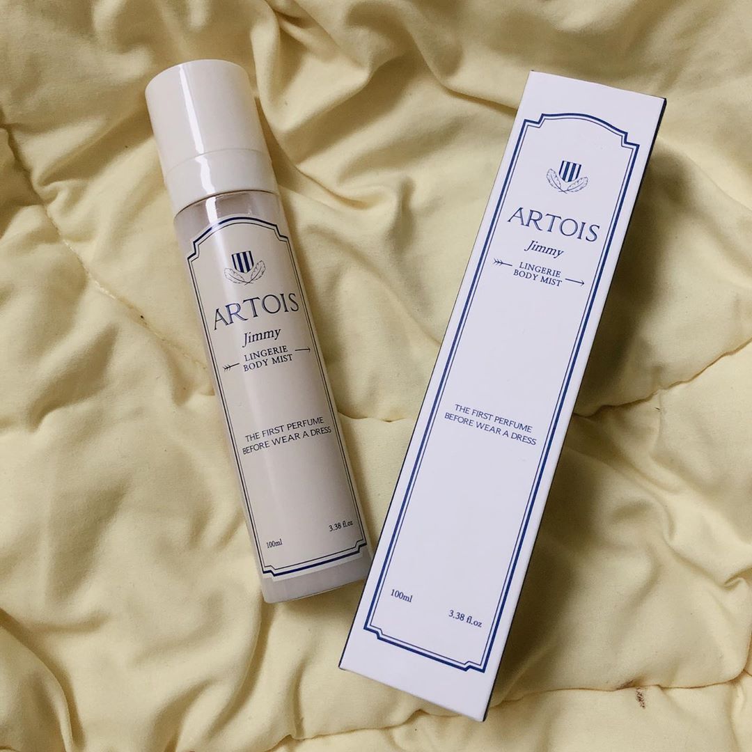 김 은지 on Instagram: “씻고 난 후에 로션 바르기 귀찮아서 이거 뿌리는데 냄새 너무 좋다아,,ෆ 옷 입기 전에 뿌리면 하루종일 내 몸에서 좋은냄새 ❀╹◡╹) 식물성 성분이라 안심하고 사용해도 되고 내가 좋아하는 포근한 바닐라향이라 앞으로 이것만 써야지 'ㅁ' ಇ 🕊…”