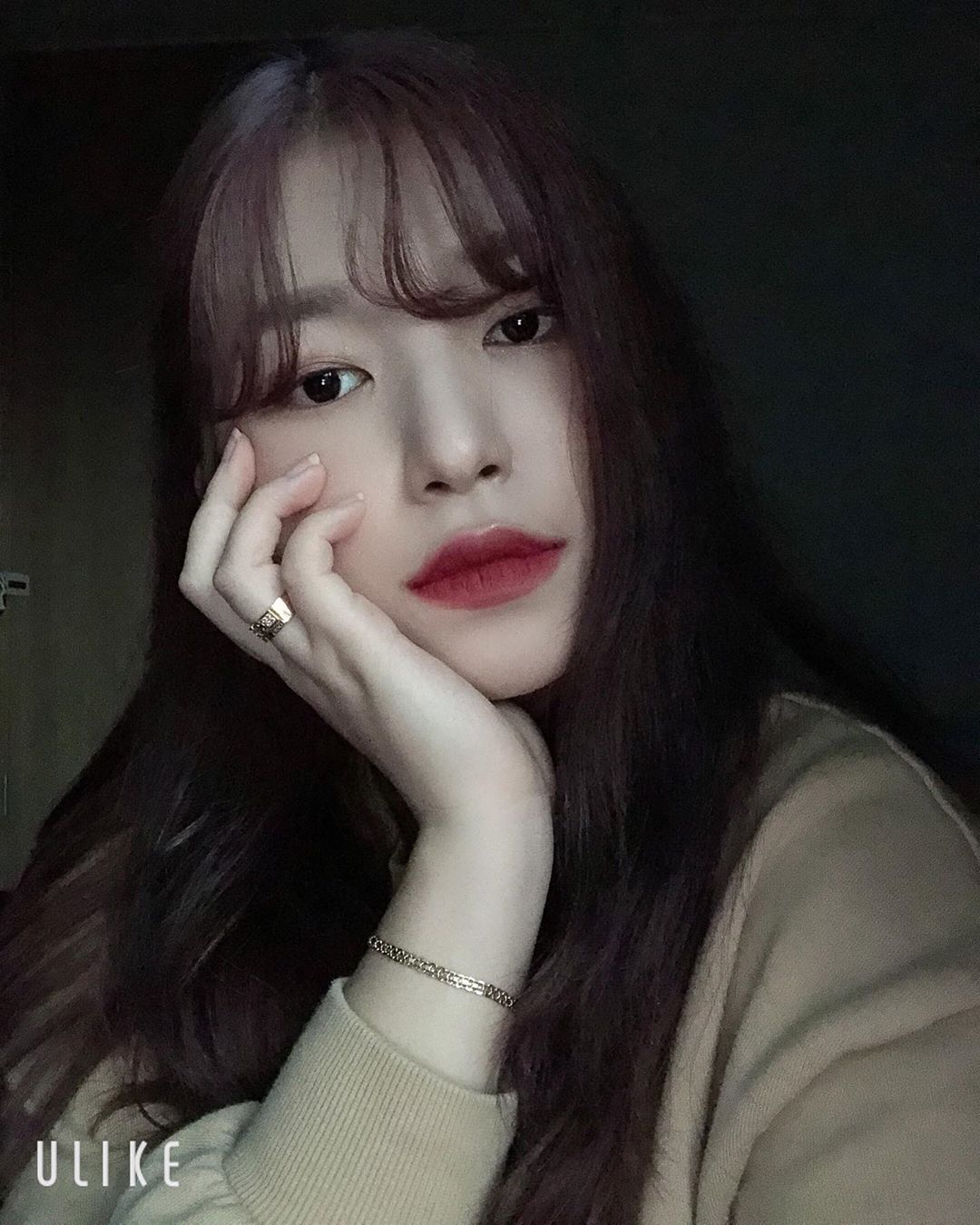 지 민 on Instagram: “요새 날씨가 건조해지면서 각질이나 잡티 , 홍조가 너무 올라오다보니 머리카락이 붙는게 싫어 매번 파우더로 마무리하던 피부 화장에 고민이 많았는데  요즘 핫하게 뜨고 있는 블랑풀 신상 쿠션으로 여러가지 고민들 싹 날아갔어요 🥰 • • ✨쿠션 용기가…”
