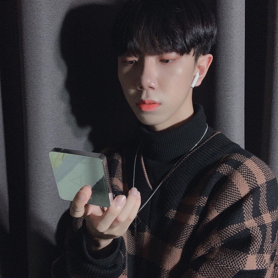 김동환 on Instagram: “[ 포맨트 ; 시그니처 커버히든 쿠션 ] . 자연스럽게 피부 커버 되는 쿠션! 원래 남성쿠션쓰면 트러블 올라와서 꺼려했는데 이제품은 피부 안정성 테스트까지 완료한 안전한 쿠션이라 잘 쓰구있어요!  일단 쿠션자체가 넘후 이쁨😤 .  #포맨트…”