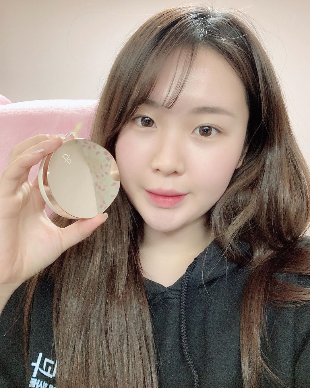 이다영💕(연아) on Instagram: “요즘 핫한 블랑풀 신상 쿠션입니다❤️❤️ 속은 촉촉하면서 겉은 보송 하게 되고!! 겉이 보송해서 그런지 먼지, 머리카락 안 붙는 그런 쿠션입니다!! 프라이머 없이도 모공 커버가 잘되서 이거 하나만 가지고 다닐수있어요!!! 거기다가 잡티나 붉은기…”
