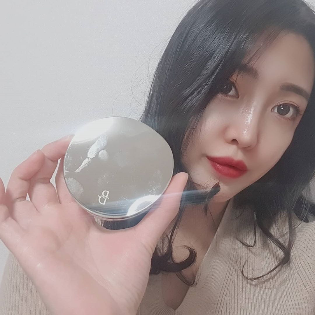 CATC on Instagram: “커버력 짱짱 좋은 블랑풀 실키커버쿠션 트러블이며 홍조로 고민하는 저한테 딱 좋은 찰떡 쿠션이랍니다 프라이머 없이도 모공커버가 잘 되고 속은 촉촉하지만 겉은 보송한게 머리카락이 달라붙지 않아요! 전후 사진 보면 진짜 한눈에 좋은게 딱 보인다니깐요 .…”