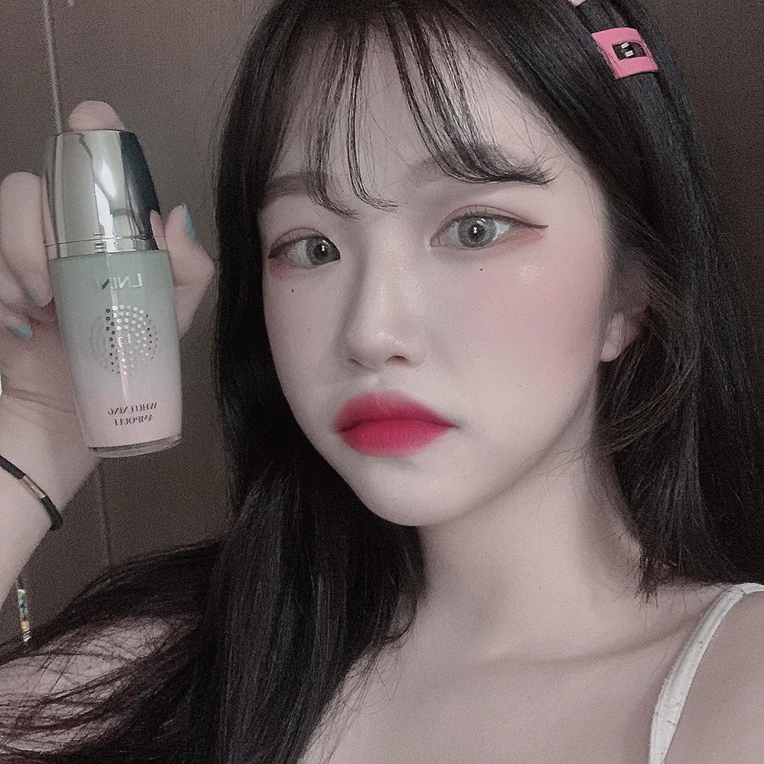 하늠비 on Instagram: “. 딱히 피부 안 좋은 편이 아니라(지자랑), 피부관리 이런거 정말 귀찮아하는데 매번 여름때마다 자외선 신경 1도 안 쓰고 살다가 얼굴빛이 누렁이 된 것 같아서 이번에 제대로 조져봄.ㅋㅎㅋ  일단 앰플 케이스 디자인이 너무 예쁨 30ml 용량이라 한…”
