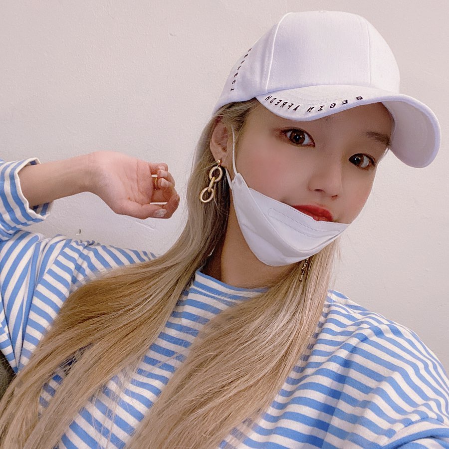 다또니 on Instagram: “데일리룩에도 잘어울려서 요새 자주 끼는 애착 귀걸이 "̮
언발란스인거랑 체인 무광 포인트 뇸뇸 예뿌다 ♡
.
@_estrella_1224 
#에스뜨레아 #귀걸이 #귀걸이추천”