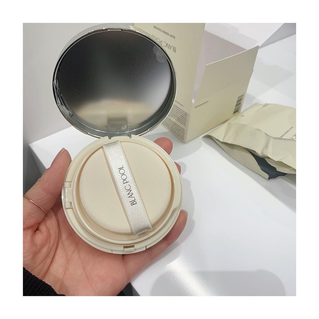 뇽⃝ 뇽⃝ ღ’ᴗ’ღ on Instagram: “/ 속은 촉촉하면서 겉은 보송한 실키 커버쿠션 가볍게 발리고 프라이머 없이도 모공 커버가 잘되고 잡티나 붉은기 커버까지 굿굿 ๑･̑◡･̑๑ @blancpool_official 블랑풀 신제품!! 쿠션팩트 실키커버쿠션 ღ’ᴗ’ღ . . . . .…”