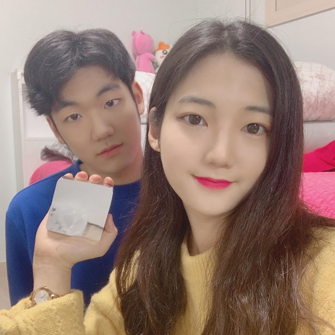 Joy JANG on Instagram: “동생 복학도 했겠다 이제 여자친구 좀 사귀라고 쿠션 선물 해주면서 쓰는 후기! . 진짜 둘이 닮았지 않아요? 사진찍으면서 소름돋음 ㅋㅋㅋㅋㅋㅋㅋㅋㅋ . . 동생이 피부가 하얀편였는데 애가 군대에서 다 타와서 보통피부용인 2.5호로 선택했습니다!…”