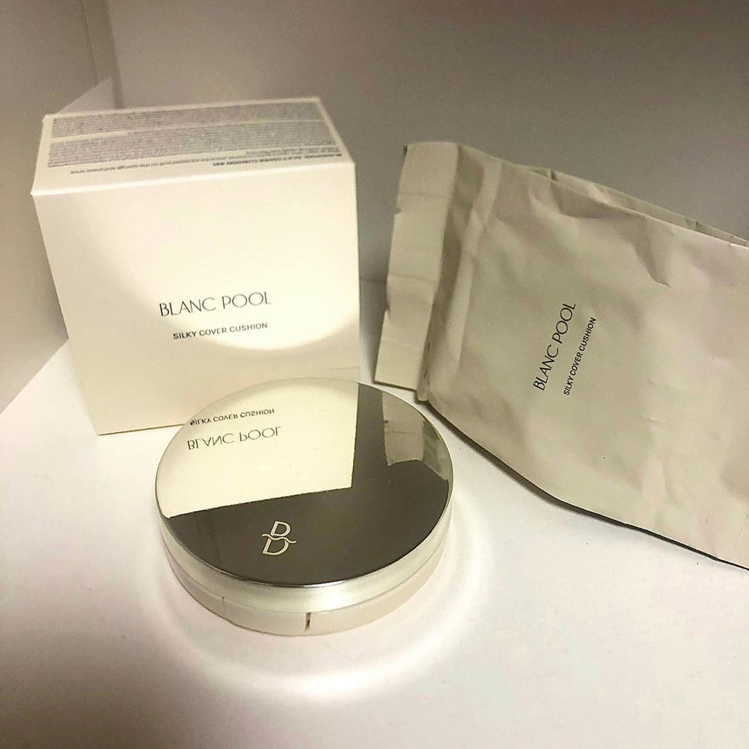 🇰🇷 𝐒𝐎𝐍𝐄 on Instagram: “요즘 핫한 블랑풀 신상 쿠션 🧚🏻‍♀️🤍 @blancpool_official . . 블랑풀 신상 쿠션을 일주일가량 써본 결과, 우선 블랑풀 쿠션의 가장 큰 장점은 속은 촉촉하면서 겉은 보송하게 마무리되는 점 같아요! 겉이 보송하게 마무리되서 먼지나…”