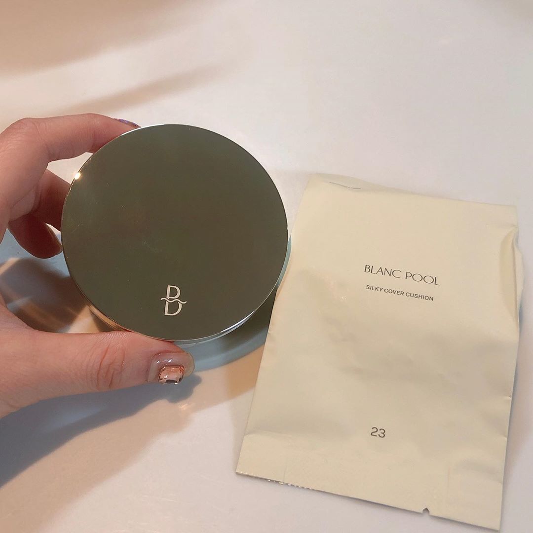 기쁠 희, 빼어날 수 on Instagram: “요즘 인스타에서 핫한 ❀블랑풀 쿠션❀ . 촉촉하게 발리는데 겉은 보송하게 표현되서 얼굴에 머리카락도 안붙고 붉은기 커버까지 짱좋다! 이번에 물놀이 할때 발랐는데 프라이머 필요없이 커버도 잘되고 지속력 진짜 좋음...👍 제일 좋은건 거울 따로 안들고…”