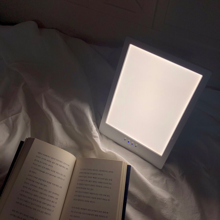 가영 (24) on Instagram: “가용 힐링 타임 📃 -  요즘 내 힐링템 역할 열심히 해주는 애들 🥫책상에 앉아서 작업하는 시간도 많고 밤낮 바뀌어 생활했는데 해피에너지 라이트가 숙면과 집중력 향상 도와준대서 꾸준히 사용하려 노력중이에요  _ 저처럼 햇빛을 많이 못쬐는 분들에게는…”