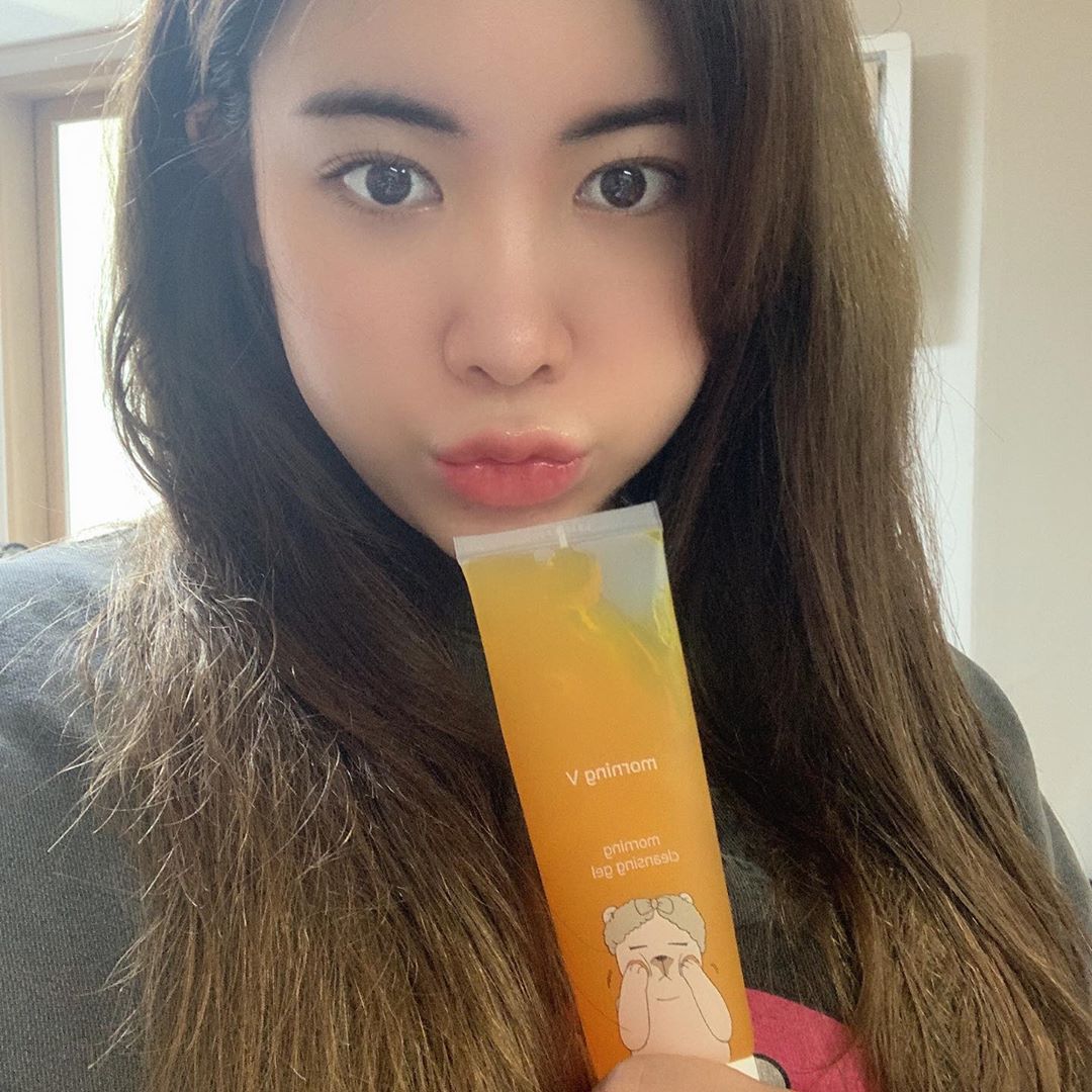 미니미니민 on Instagram: “들어는 보았는가 아침전용세안제🧡 ⠀ 아침에는 물세안이 좋다고 해서 물세안하다가ㅠㅠ 아침세안도 깨끗이 잘 해야한다는 소리 듣고 알아본 아침전용 세안제! 붓기도 완화되고 밤에 수면팩으로 사용했다가 아침에 찬물세안으로 마무리 가능한 팔색조같은 클렌저🙊🧡…”