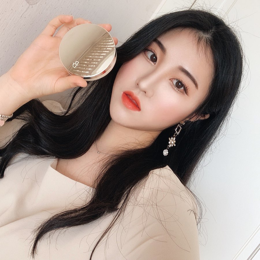 昭眞 on Instagram: “요즘핫한 블랑풀 신상커버쿠션❤️ 팩트 디자인너무 이쁜거아니냐구 ㅠㅠㅠ 속은 촉촉하면서도 겉은보송한 겉보속촉😗😗 덕분에 숱많아 감당안되는 나듀 머리카락이 안달라붙어서 넘 좋당🙌🏻 모공커버는 물론이고 잡티 붉은기까지 잡아주는 . . . #블랑풀…”