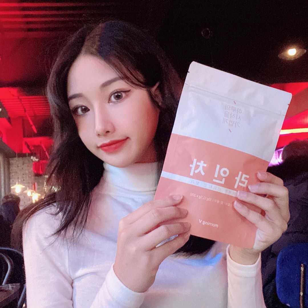 강인영 on Instagram: “숨은 라인 찾아주는 #라인차 . 퉁퉁 붓는 사람들을 위한 효자템 ✨ 국내산 호박 + 팥 + 율무가 들어있어 고소하고 맛이땨 . 하루 시작과 끝을 라인차로 하니 건강해지는 느낌이 확 든다 . 떠오르는 이너뷰티 재료가 들었대 ❗️❗️ 예뻐지고 있는 건…”