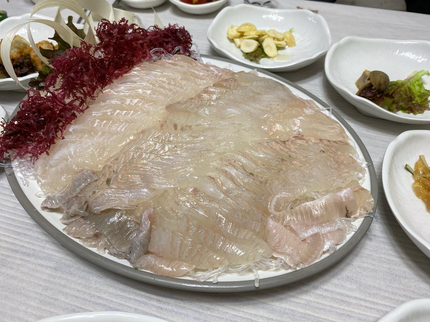 [ #음성 #해금강 ]
-
#광어 60,000
-
가격대비 회 양이 엄청나게 많이 나와서 놀랐어요 보통 이렇게 스끼다시가 나오는 곳은 회가 몇 점 안나오는데 여기는 3명이서 먹다가 회를 남겼네요
-
초밥, 마끼, 메로구이, 꽁치, 버섯구이 등 꽤 나오는 편이며 맛은 다 예상가는 맛. 가장 아쉬운 건 영업시간이 9시까지라서 먹다가 나온 게 아쉬웠어요
-
3명이서 먹어도 넉넉했던 광어회
시간이 없어서 마지막에 회를 남기고 나온게 아까웠지만 이미 회가 물려서 손이 거의 안가더라고요 다음에 회 잘 드시는 분 데리고 가야겠어요
-
#음성맛집 #음성횟집 #광어맛집 #좋반댓 #맞팔댓글 #선팔맞팔 #먹팔 #맞팔100 #일상소통 #인친환영 #먹그타그램 #맛집블로거 #첫줄좋반 #맞팔은댓 #소통맞팔 #instagood #instadaily #위꼴사 #좋아요반사 #맛집기행 #술안주 #술스타 #소통좋아요 #회스타그램 #먹방샷 #광어초밥 #첫줄반사
