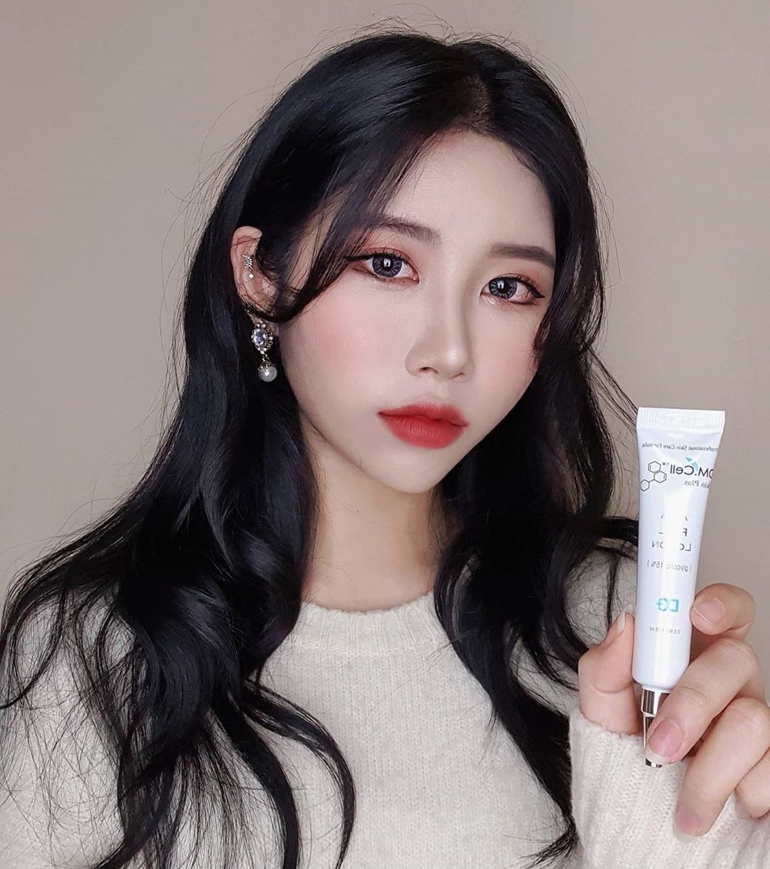 송은 on Instagram: “이젠 필링도 홈케어로 관리! 염증을 진정시키고 과도한 피지를 제거하고싶다면 디엠쎌코스메틱 아하필 🙂 . 모든 피부에 자극없이 사용 가능하고, 하루만 사용해도 확실히 피부결이 매끄러워진게 느껴져요!! 안믿긴다면 꼭 사용해보세요!!! 바로구매 :…”