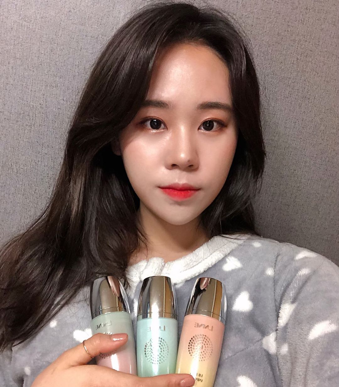 쩡혜 on Instagram: “요즘 피부 뒤집어져서 스트레스 받았는데 촉촉하고 트러블 가라앉는 게 아주 좋구먼😎 이번엔 미백으로 조져봐야징
.
.
.
.
#방구석 #홈케어”