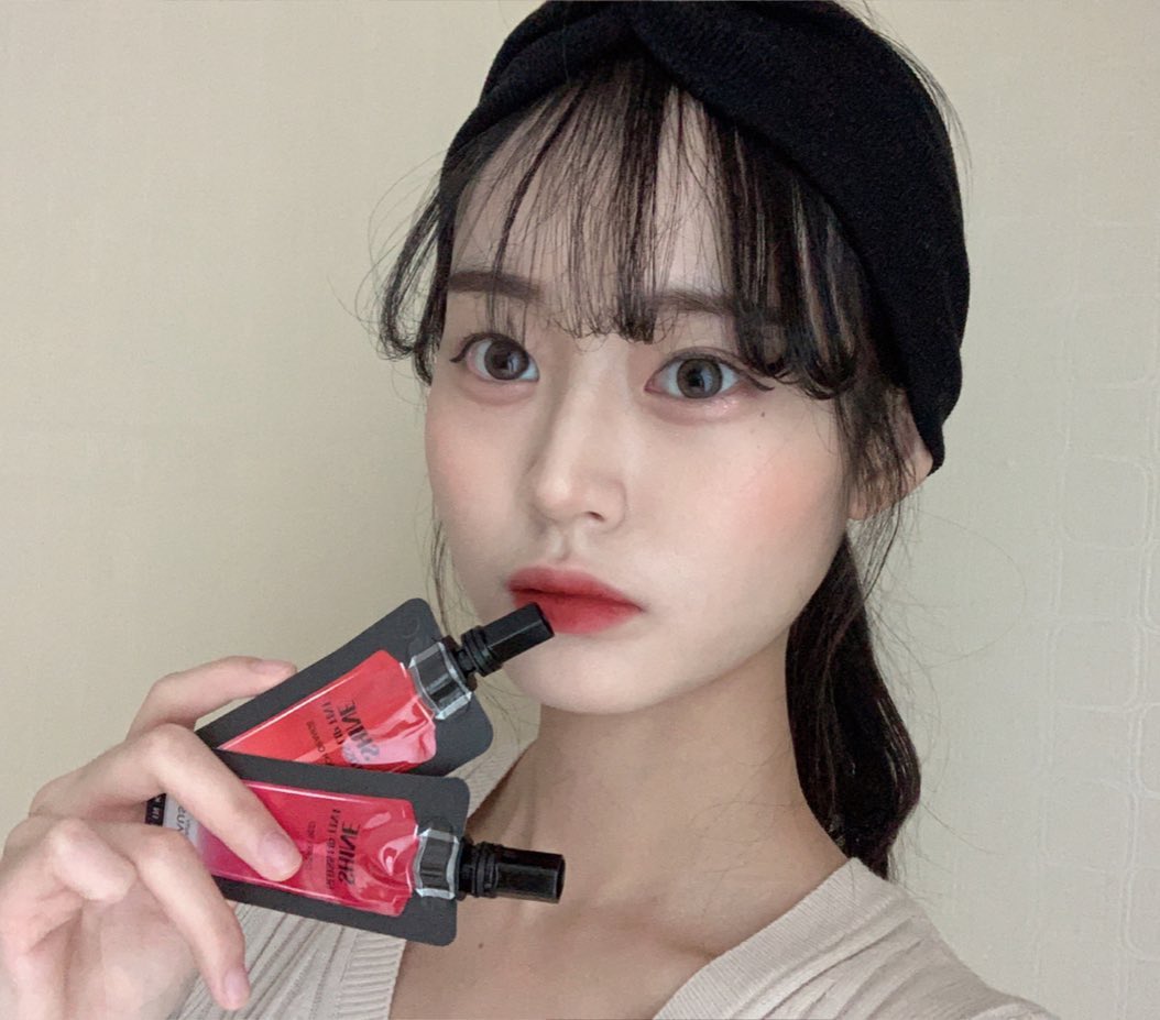 이혜리 (19) on Instagram: “내가 요즘 사용하는 daily 화장품💄  슬림한 파우치 타입의 화장품으로 휴대하기 정말 편하다 ! 바지 주머니, 화장품 파우치, 가방, 카드지갑 등 다양한 곳에 수납이 가능해서 넘 좋다 👍🏻 구성은 틴트(체리레드,피치오렌지) 미백크림(화이트닝,핑크)…”