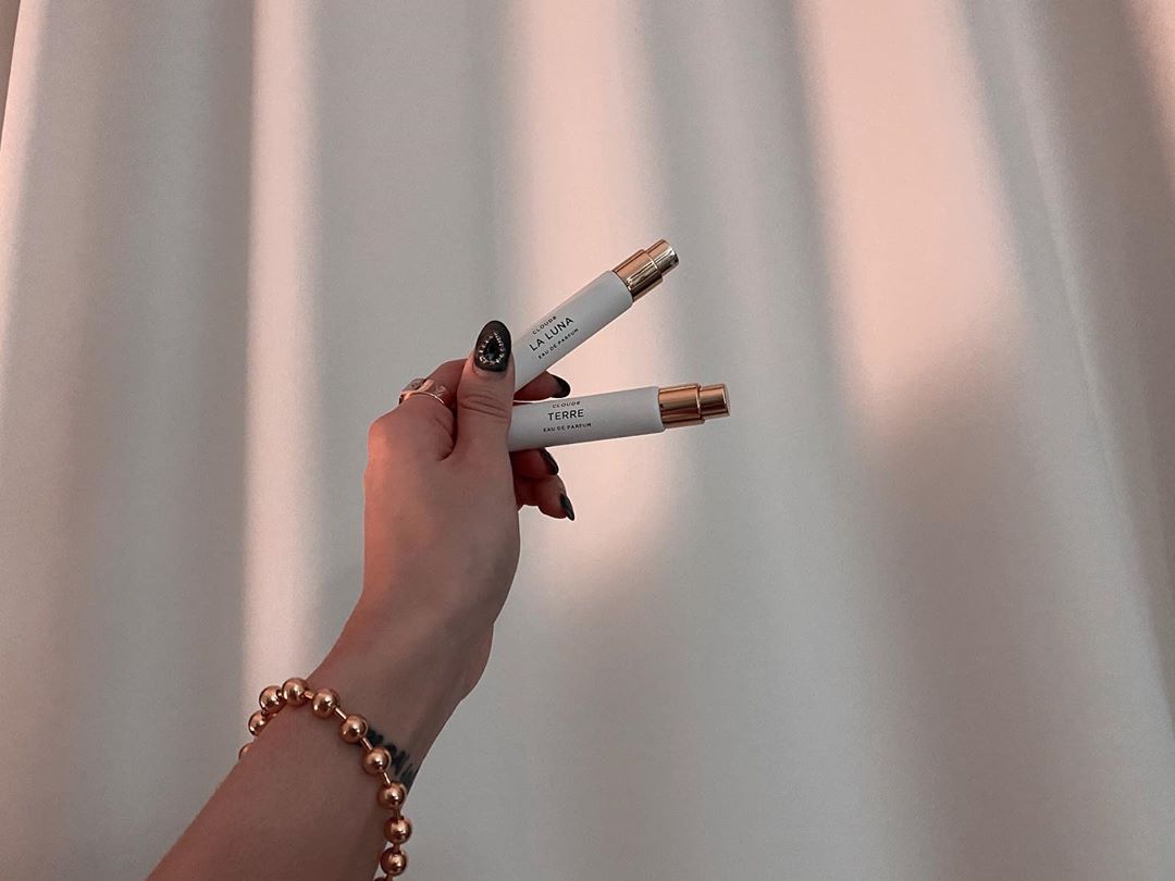 𝑵𝒖𝒍𝒍𝒊𝒅𝒂𝒚 눌리데이 on Instagram: “너무나 휴대하기 좋은 이쁜 향수 선물받았어용🤍 향이 6가지나 있어서, 그날의 분위기에 따라 다르게 간단한게 사용할 수 있어서 좋은거 같아용! 포장부터 너무 이뻐서 설렜다는..😳 이거 뿌리고 일했는데, 오시는 고객님마다 향수 혹시 어디꺼냐고…”