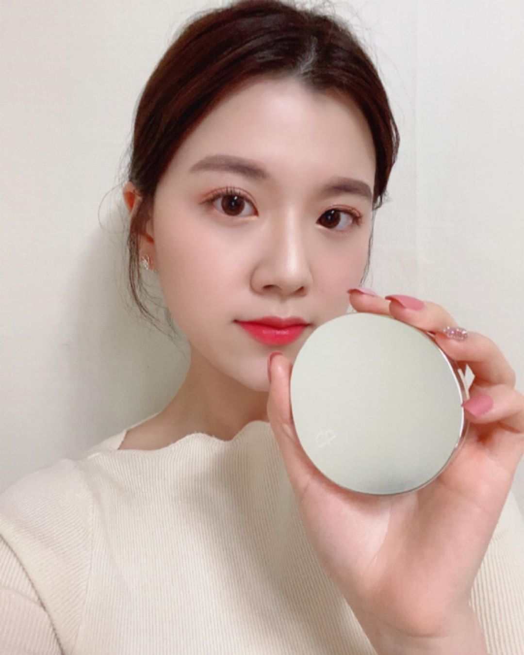 채연 (彩娟) on Instagram: “요즘 핫한 블랑풀 신상 쿠션❤️ 수분 부족형 피부라 속은 촉촉하면서 겉은 보송한 제품을 찾고 있었는데 이 쿠션이 젤 최고 겉이 보송해서 그런지 머리카락이 잘 안 붙어 일할 때 찰떡인 제품 이 쿠션 바를 땐 모공커버는 물론 잡티나 붉은 기까지 커버되니…”