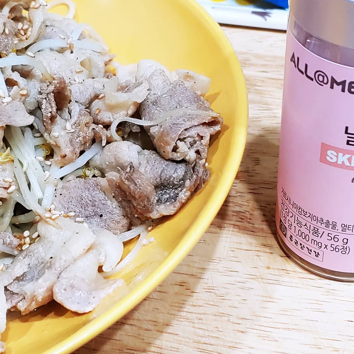 .
날씬 몸매 완벽공략!
예쁜 스키니핏 만들기.

올앳미 날씬한 나 먹고 저리되면 좋겠다아.. 다이어트 하고 있어도 밥 안먹고 살기는 너무 힘드니까 점심 먹기 전 2알 먹고 밥 맛있게 먹기.

그나마 아침.저녁은 안먹으니까 물 많이 마시고 
점심은 요거먹고 맛있게 먹는 중이에요 
조금 감량의 효과도 있는 것 같은데 저녁을 안먹어서인지 밥먹는 양도 조절 된 듯.
그래도 한끼 맛있게 먹을때 맘편한것만도 다행 ㅋ 
조금 더 조절해서 몸 관리 잘해야겠어요
.
.
.
#올앳미 #날씬한나 #가르시니아 #다이어터 #다이어트 #다이어트그램 #식이조절 #한소희다이어트 #건강기능식품 #건강한다이어트 #공팔리터 #08L