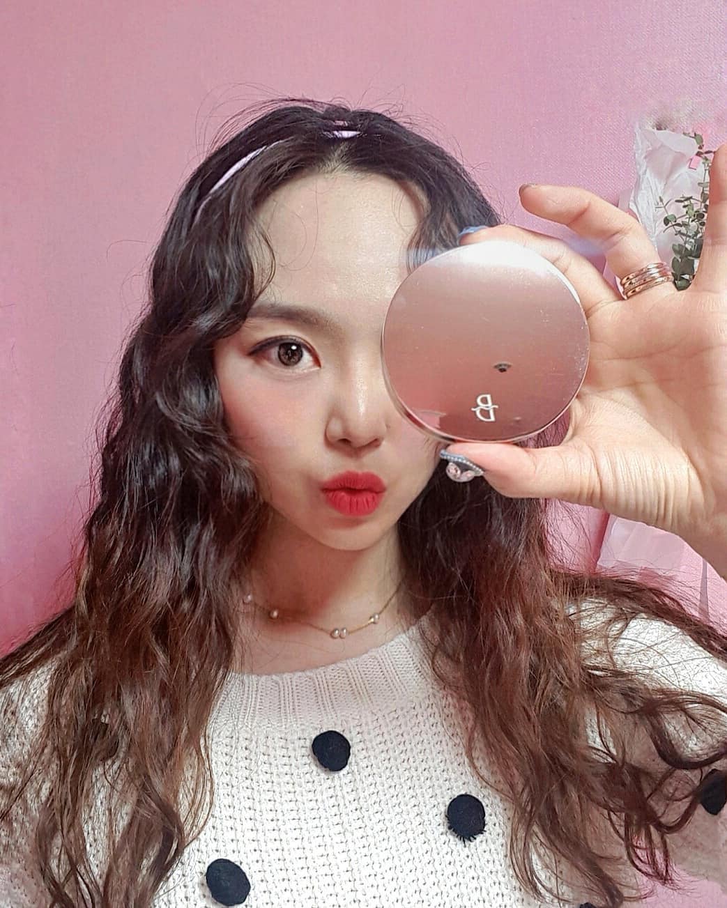 장땡양 혹은 장도로씨✨ on Instagram: “. 요즘 핫한 블랑풀 신상 쿠션💜 나도 써봤땨🙋🏻‍♀️ 촉은 촉촉하고 겉은 뽀송해서 두드릴 때 마다 기분좋은데 커버력까지 갖춘👍 . 무엇보다 뚱뚱이 쿠션들과 다르게 날씬해서 파우치 다이어트 성공🧸 . . . #블랑풀 #실키커버쿠션 #쿠션추천…”