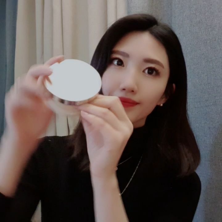 김희진 (๑˃̵ᴗ˂̵) on Instagram: “요즘 핫하디 핫다하는 #블랑풀 쿠션🔥 속은 촉촉하면서 겉은 보송해서 바람 많이 부는 겨울철인데 머리카락이 하나도 안달라붙더라구요! 아침에 화장하기 귀찮아서 베이스생략하는데도 모공커버는 물론 잡티나 붉은기 커버까지 완벽해용(*ฅ́˘ฅ̀*)♡ 패키지도…”