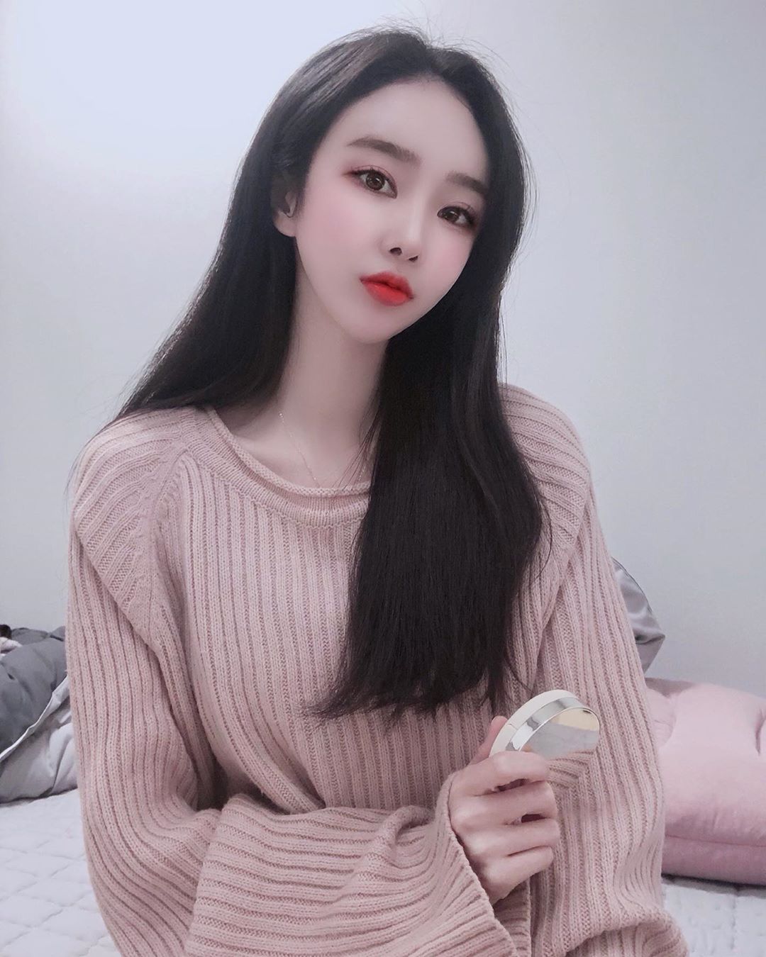수지 on Instagram: “요즘 핫한 블랑풀쿠션! 속은 촉촉 겉은 보송 딱 내 스타일💗

#블랑풀 #실키커버쿠션 #쿠션추천 #커버쿠션추천 #미러쿠션 #쿠션팩트 #리뷰쉐어 #ad”