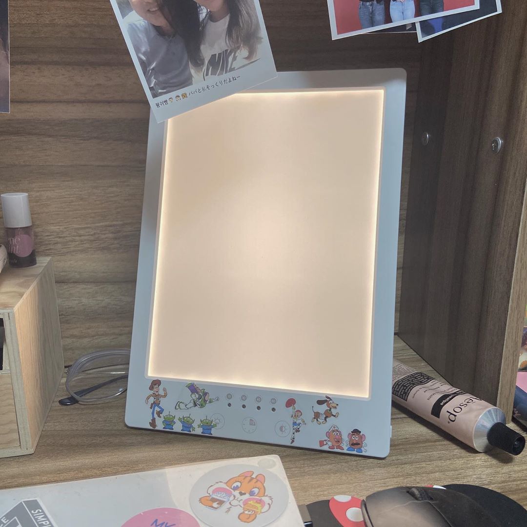 규리(ギュリ) on Instagram: “멜로우버디 SAD 해피 에너지 라이트🌟 ➰ 하루에 햇빛 보는 일이 많이 없는 집순이 집돌이들에게 추천하는 에너지라이트🤍 세로토닌 분비로 계절성 우울감(sad)에 도움이 되고 숙면에도 도움이 된다고 하는데, 요즘같이 강제 집순이가 되어야 하는 시기에…”