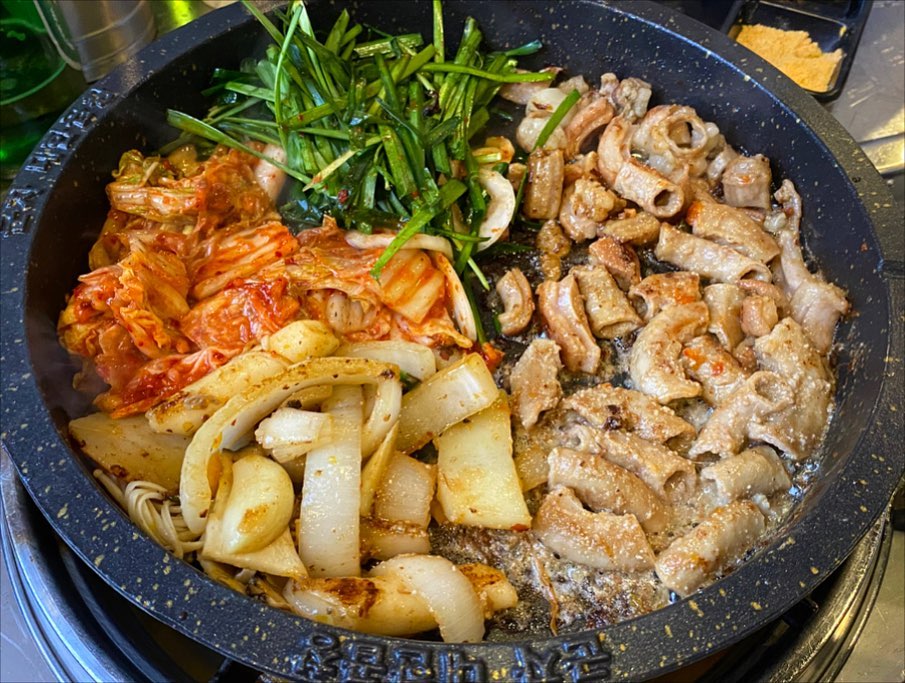 [ #서울 #군자역 #대한곱창 ]
-
#모듬곱창 17,900 #깍두기볶음밥 3,000 #치즈추가 2,000
-
화사가 먹은 곱창으로 유명한 대한 곱창답게 일찍 방문했음에도 손님이 한가득
직접 다 구워주셔서 좋았으나 양이 좀 적었어요 개인적으로 포항 황소곱창이 더 맛있었어요
-
테이블마다 불쇼 덕분에 눈도 즐거워요 지점마다 다른 건지 대창이 통통하고 큰 사진을 봤었는데 작았습니다 소스가 다양해서 좋았어요
-
깍두기 볶음밥은 무조건 드세요 여기 볶음밥 맛집이에요 치즈도 추가하면 듬뿍 주셔요 진짜 볶음밥은 또 먹고싶어요
-
#군자맛집 #군자역맛집 #곱창맛집 #화사곱창 #위꼴사 #먹스타맞팔 #맞팔댓 #맛집블로거 #먹팔 #맞팔100 #선팔맞팔 #볶음밥맛집 #instadaily #첫줄좋반 #좋아요반사 #맛스타그램 #술스타 #먹방 #서울맛집 #서울여행 #맛집투어 #팔로우백 #야식추천 #맞팔환영
