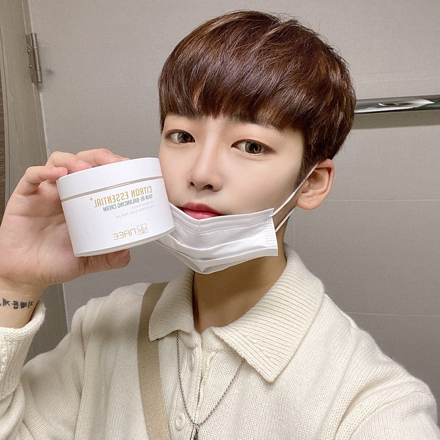 키무상 キムジヘ on Instagram: “역시 공부하러 갈 때는 생얼루 가야 제맛 !! やっぱ勉強しに行く時はすっぴんで行かなきゃ！！笑笑 공부할 때 인상쓰면서 해야되니까 식약처에서 인증 받은 미백+주름 개선 성분 함유 된 크림 바르는 거 필수ㅡㅡ 유자향도 은은하게 나서 앞으로 감기걸리면 유자차…”