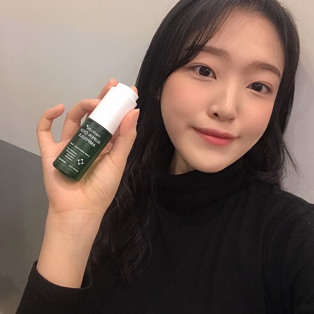 하니 on Instagram: “[메디큐브] 슈퍼시카 앰플 . 예민한 피부 관리에 도움을 주는 시카 성분이 20,000ppm 함유된 제품이에요! 건조함으로 손상된 피부를 바로잡아주는 초록빛 젤로 매일매일 촉촉하게 피부관리 할 수 있었어요 :) ♥︎ . . 본 제품은 제공받은…”