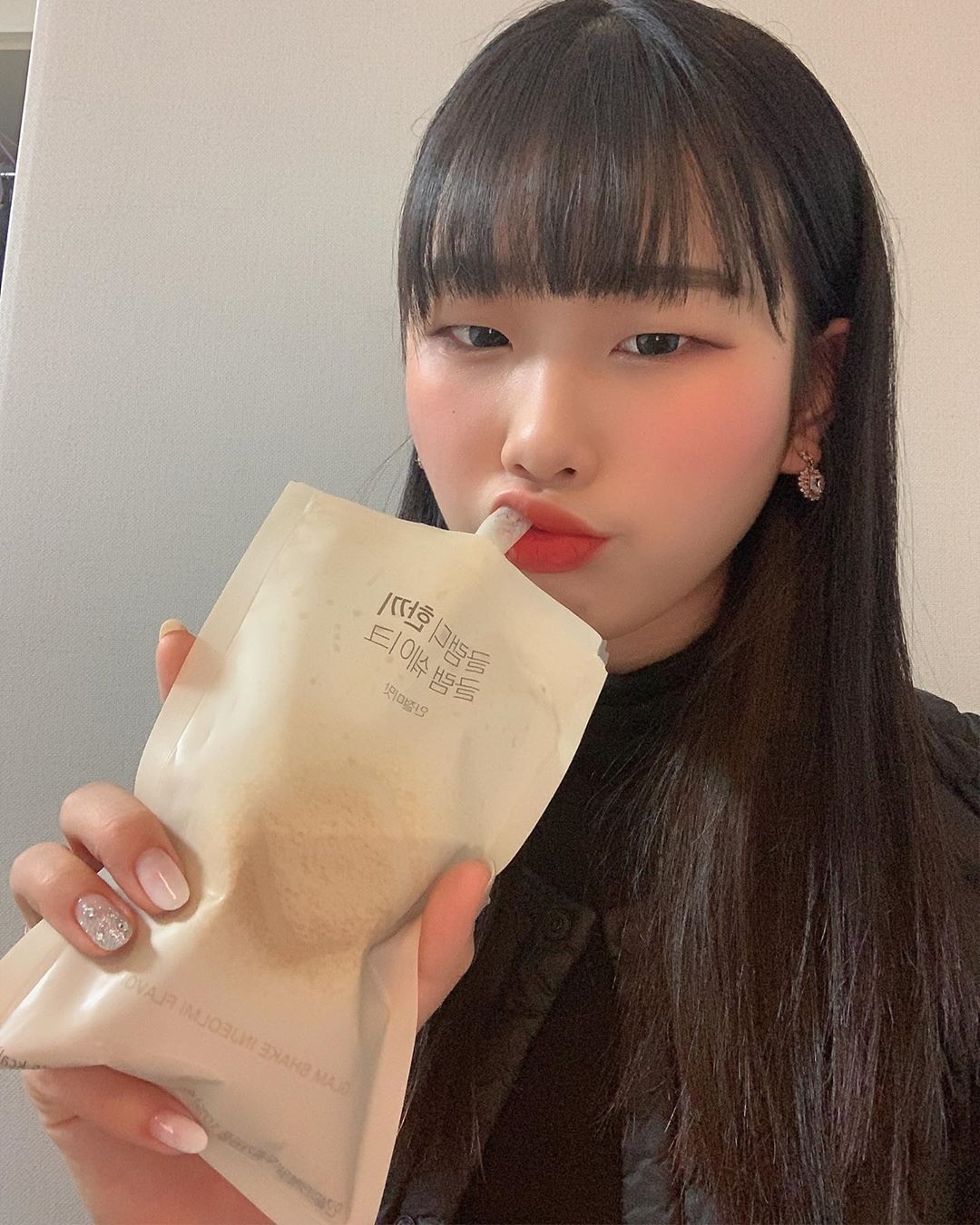 이주영 on Instagram: “#글램디한끼글램쉐이크 .
.
밥도 잘 못챙겨 먹는 자취러에게 한끼로 영양은 물론 포만감에 맛까지 보장 되어 있고 물or우유만 있으면 어디서든 쉽게 먹을 수 있으니까 너무편하고 좋다..✨
🥰글램디랑 다이어트 성공기원🥰”