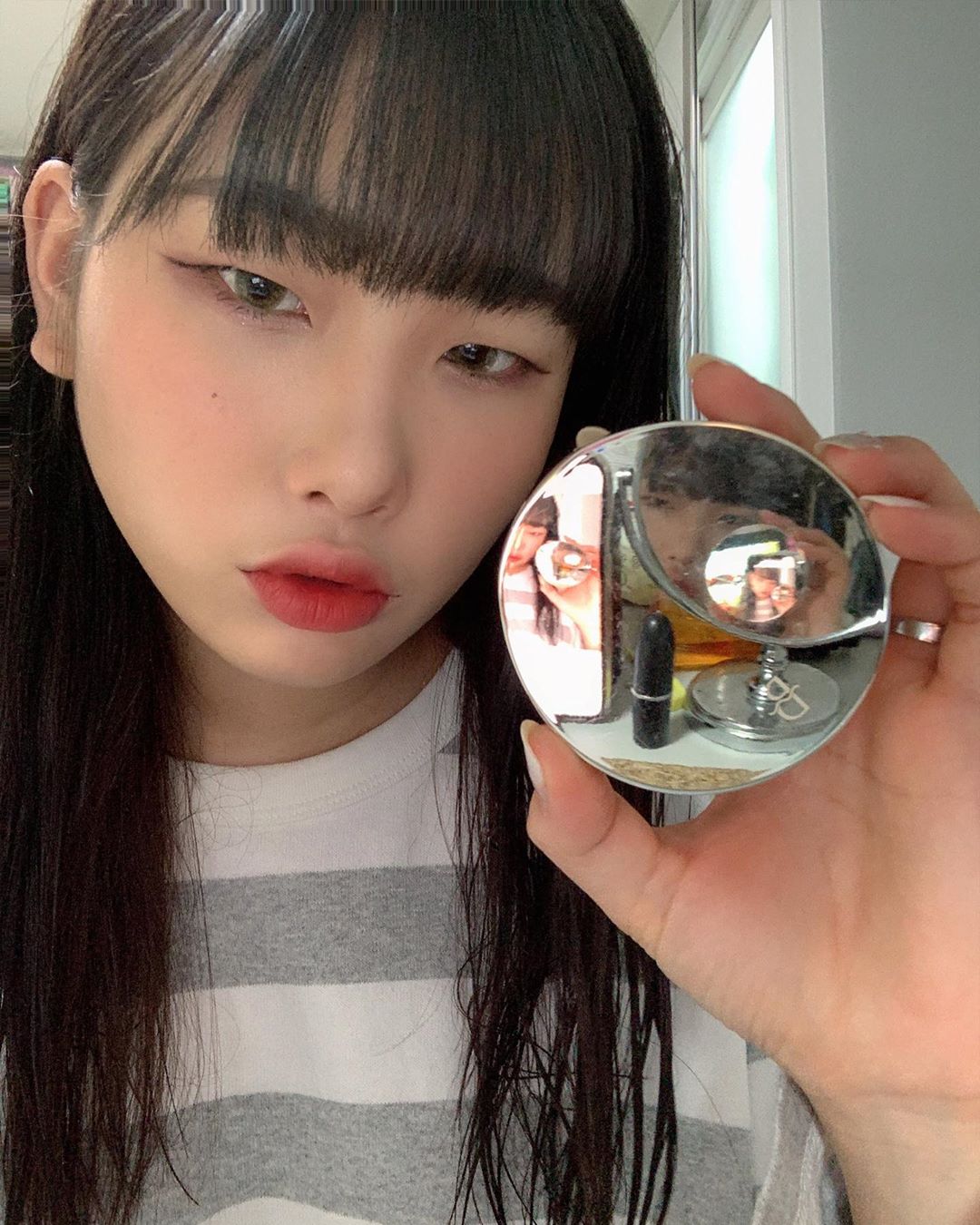 이주영 on Instagram: “요즘 핫한 블랑풀 신상 쿠션✨ 속은 촉촉하면서 겉은 보송해서 그런지 건조하지도 그렇다고 먼지, 머리카락 안 붙는다🌪 잡티나 붉은기 커버까지 잘되서 주근깨 많은 나한테 딱🥰 #블랑풀 #실키커버쿠션 #쿠션추천 #커버쿠션추천 #미러쿠션 #쿠션팩트…”