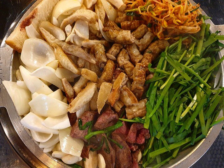 ッ
곱창 맛집 찾았댜 ˃͈꒵˂͈
합정까지 간 보람이 있넹
한우 소곱창이 진짜 신선해서 고소하고
선짓국이랑 선지, 천엽까지 서비스!
#곱창라면 까지 같이 먹으면 개운하게 술이 술술 들어감
마지막 볶음밥 안 시키면 서운해
곱창은 사랑이야 ˃̶᷄‧̫ ˂̶᷅
.
.
#합정곱창 #합정맛집 #형제한우곱창 #합정역곱창 #합정역맛집#합정술집 #합정핫플레이스 #합정회식 #곱창맛집추천 #한우곱창맛집#합정데이트 #서울핫플레이스 #곱창맛집 #합정곱창맛집 #합정맛집추천