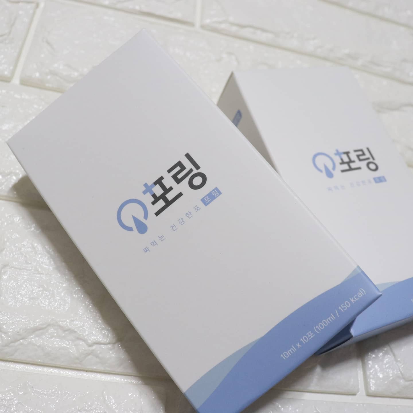 #짜먹는링거 #짜먹는포도당음료 #포도당 #포도당음료 #포도당에너지 #짜먹는에너지 #포도당섭취 #마시는포도당 #포도당캔디 #포도당주사 #포도당효과 #포도당캔디효과 #짜먹는포도당

남편을 위해 준비해본 #짜먹는링거 #포링
안그래도 남편 직장... 요즘 #코로나 때문에 복잡한데다
우리집은 애가둘인데 막둥이가 아직 많이 어리거든요
그렇다보니 나도 사실 육아로인해 자주 몸살기처럼 쳐지기도 하고
일끝나고 집에 들어와서 잠시도 쉬지 못하고 애들을 나랑 번갈아봐줘야 하는상황이라
부쩍 누우면 뻣고 힘들어하는남편
다른건 나 역시 외출자체도 힘들다보니
챙겨줄수있는 도움 될만한걸 찾다 #짜먹는포도당 휴대하기도좋고 섭취까지 간편하니
괜찮겠다 싶어 만나보기로 했는데요
피곤할때나 운동전.후로도 넘 좋겠어요
간편하게 쭈욱 #포도당에너지 섭취하고 물은 300ml정도 충분히 마셔주면 좋다고 나와있는데
맛도 깔끔하면서 전혀 부담없고
예전에 샘플로 받아서 먹어본 제품은
많은양의 물에 타서 먹어야해서 힘들고 간단하게 사탕같은것도 있던데...
전 워낙 또 사탕 젤리같은걸 별로 안좋아하다보니
하루에 1~2번 한번씩 10ml 간편하게 쭉 짜서 먹어주기만 하면되니까 너무 좋은거 같네요
그리고 남편 챙겨주면서 나도 함께 먹으려고 좀 여유있게 준비했더니
얼른 더 미리 준비해야할까봐요 가격대비 기대이상 전보다 활기차진 느낌이랄까요
아침에 눈뜰때도 그렇고 조금씩 달라지는것 같은 느낌~
#비타민B,C, 타우린, 꿀, 적포도농축액으로 힘나는배합 좋고
무카페인, 무색소에 15칼로리 밖에 안되서 다이어트하는 분들께도 부담없이 추천해주고싶네요 ㅎㅎㅎ

https://makers.kakao.com/items/100000724
