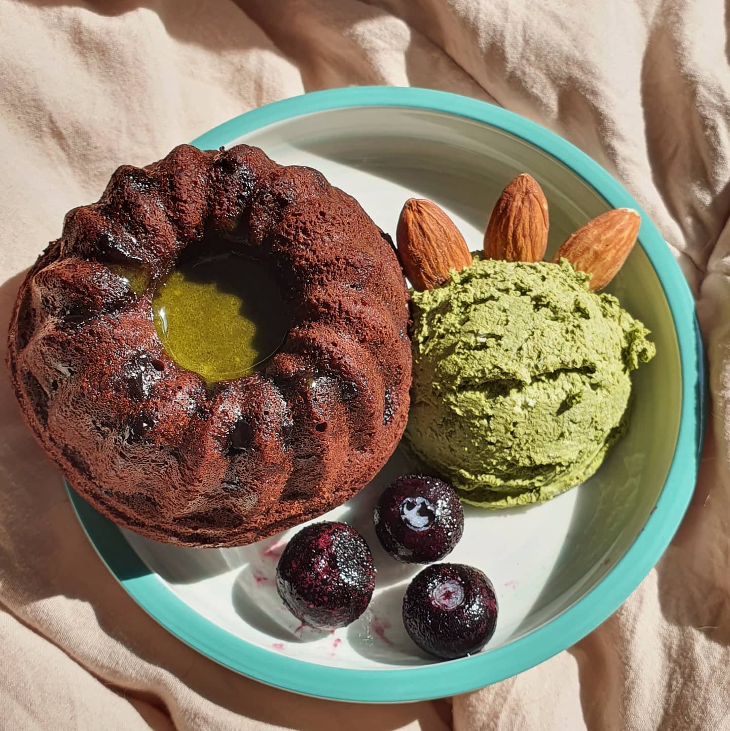 ☀️오늘아침메뉴☀️
-망넛이네_녹차품은다크 찹싸루니🤎
-브레이브퀸_말차그릭요거트💚
-아몬드_3알
-블루베리_3알

#goodmorning 🧘‍♀️
.
.
.
#일상 #오늘아침메뉴 #망넛이네 #녹차품은다크찹싸루니 #브레이브퀸 #말차그릭요거트 #아몬드 #블루베리