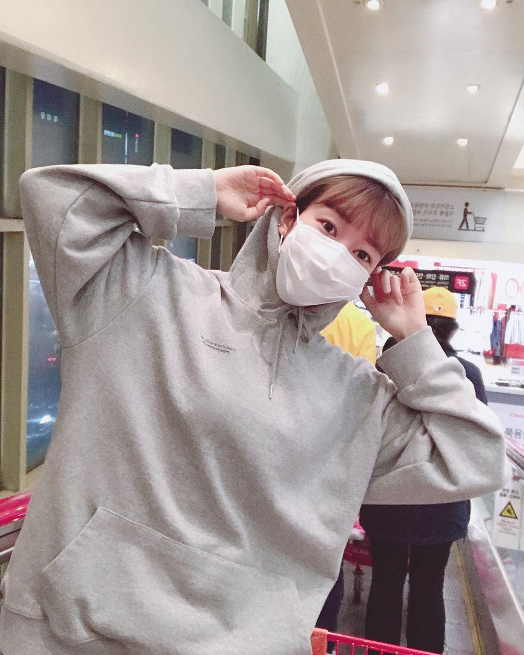 봄 🌸 on Instagram: “오랜만에 마트 갔는데 사람이 이렇게 많았던 적 처음이에요 🤭 혹시나 걱정되는 마음에 요리조리 피해서 장보는 게 쉽지 않더라구요 건강식 만들어 보고 싶어서 처음으로 나베 비슷하게 만들어 먹어보았는데 예쁜사람 좋아해주니 참 좋왔어요 💖 건강하게 잘 먹고…”
