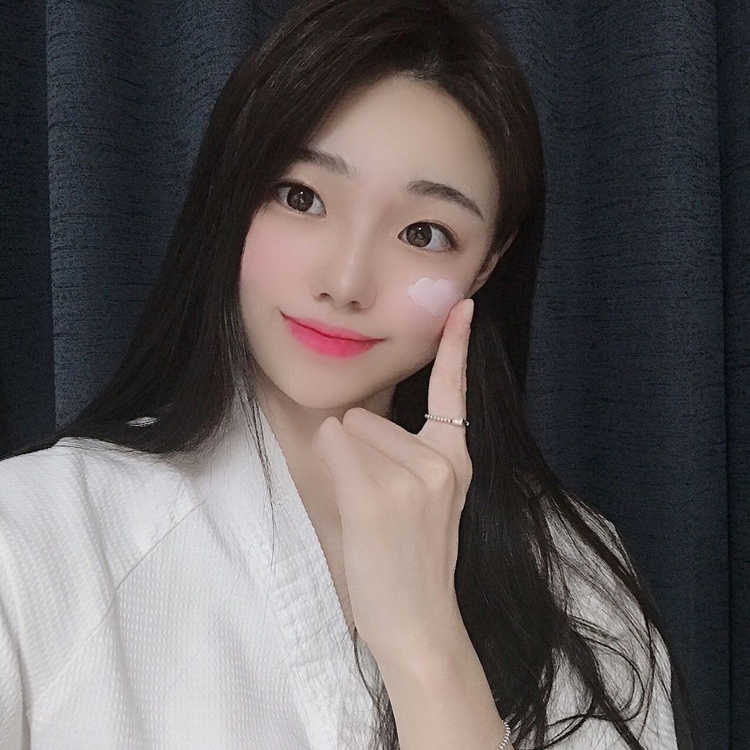 채현 on Instagram: “제가 진짜 건성이라서 세수하고나오면 바로 수분크림을 발라주는데용💦 이 수분크림은 다른 수분크림들과 다르게 진짜 쫀쫀하고 끈적이지않는게 너무 좋았어요ㅎㅎㅎ💛 유수분 밸런스까지 맞춰주는 착한 아이:-) 플러스로 미백과 주름개선까지✨ 제가 아침저녁으로…”