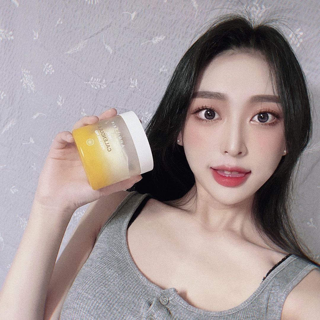 2 SEUL (22) 🤍 on Instagram: “카렌둘라 꽃수 79% 함유라서 그런지 향도 너무 좋고, 순한데 촉촉해서 요즘 화장 전에 스킨팩으로 꼭 쓰는 패드! 필링패드로 스킨팩 하면서 얼굴이 안 따가웠던 패드는 처음이야 🌼 클렌징 후에 닦아내듯 사용하면 얼굴당김 바로 사라지고 메이크업 잔여물,…”