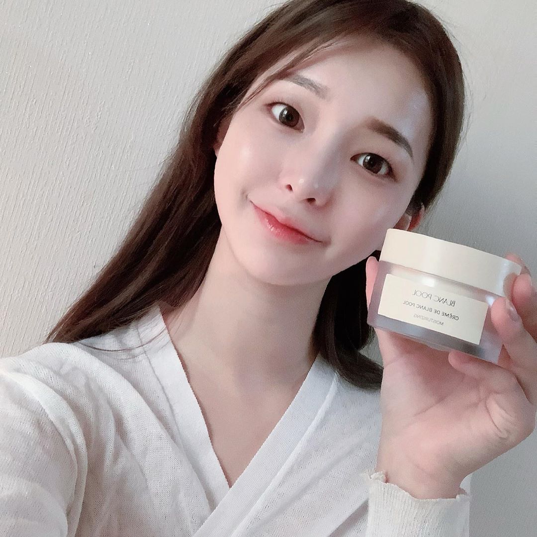 ฅ^•ﻌ•^ฅ on Instagram: “💡크램 드 블랑풀 수분크림  평소에 피부타입이 완전 건성이라 환절기만되면 걱정이 이만저만이 아니였는데 😭 이 크림은 속건조를 잊게해주는 크림이였다🤭  쫀쫀한타입이라 되게 꾸덕하기만 할줄 알았는데 발림성은 또 부드럽고 끈적이지가 않아서 좋았다🤗 예민한…”