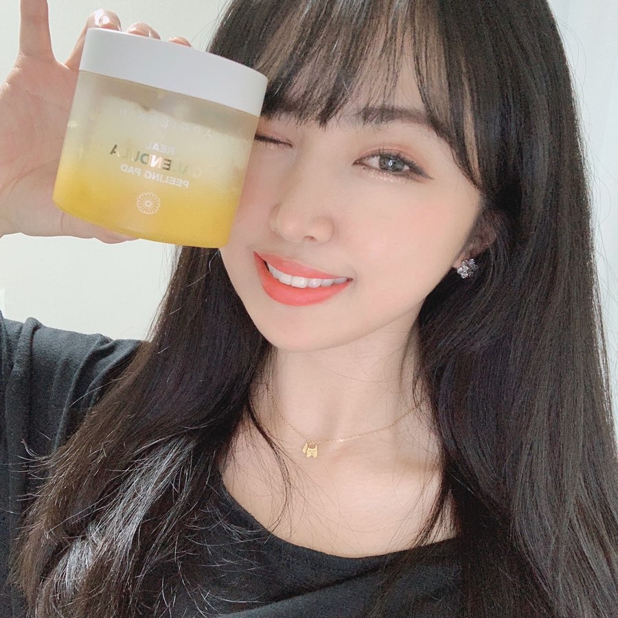 𝒘𝒊𝒏𝒕𝒆𝒓 on Instagram: “⠀ #에이프릴스킨리얼카렌둘라필링패드 ⠀ 요즘 피부가 너무 망가져서 화장할 때마다 다 뜨고, 각질 올라왔었는데 기초 단계에서 카렌둘라 필링패드 사용 시작했더니 다행히 뜨지도 않고 잘 먹는 화장 !! 자극 없고 향도 좋고 간편해서 더 좋당 ◡̈ 매일…”