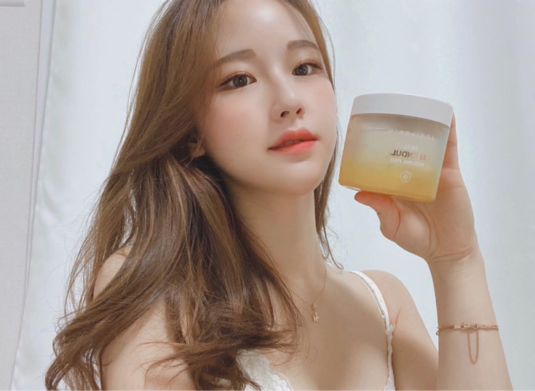 지민 on Instagram: “요즘 맨날 마스크껴서 피부결 엉망이었는데 각질정리되고 매끈해진 느낌🧖🏻‍♀️ 끈적임 없이 너무 촉촉하다💛 - @aprilskin_korea #에이프릴스킨 #aprilskin #카렌둘라필링패드 #필링패드추천 #피부결관리 #필링패드 #피부결패드 #협찬…”