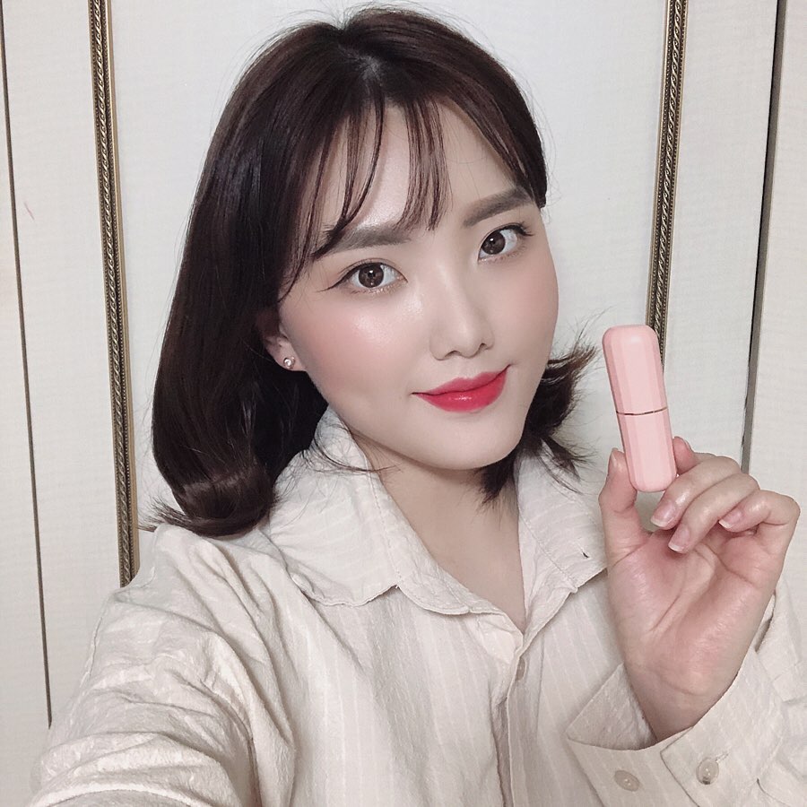 4가지 식물성 오일성분이 입술에 촉촉한 보습감을 주는 #립글로우 에요 💦
_
입술 온도에 따라 색상이 점점 진해지는데 착색효과가 있어서 밥을 먹고 지워져도 색상이 진하게 남아서 좋았어요 🤭
_
끈적임은 하나도 없는데 유리알같은 광택을 연출해줘서 일반 틴트나 립스틱위에 가볍게 덧발라줘도 각질을 가라앉혀주고 촉촉함을 유지해주는 제품이에요 💄
_
제품 디자인도 너무 귀여운 #웨딩립스틱 이에요
_
편하게 수정하기도 좋고 
요즘같이 항상 마스크를 쓰고다닐때 가볍게 맨얼굴에 입술 생기용으로 가지고 다니기 너무 좋아요 👍
_
_
_
#멀블리스 #merbliss #멀블리스립글로우 #올리브영멀블리스 #올리브영립글로우 #립스틱 #랄라블라멀블리스 #올리브영입밤 #시티홀릭립루즈 #틴트립밤 #컬러립밤 #립글로우