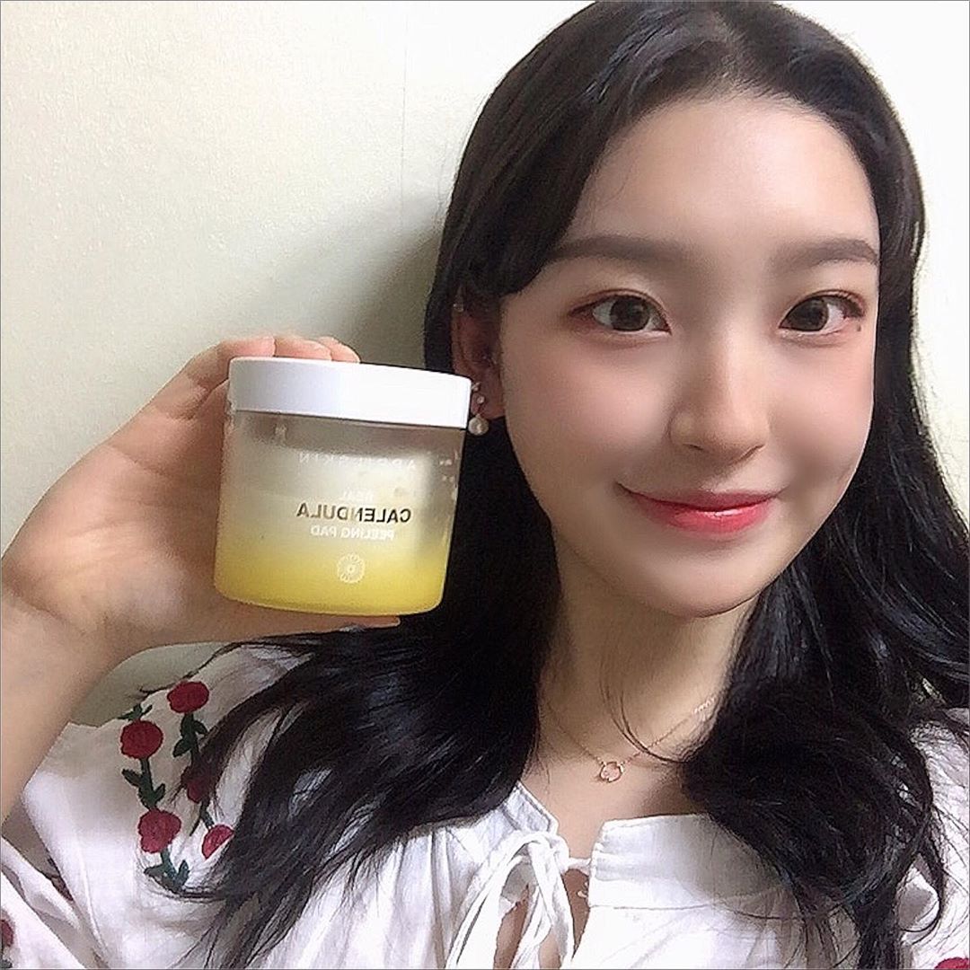 무근지 on Instagram: “요즘 매일 쓰고있는🌼. 👉🏻에이프릴스킨 리얼 카렌둘라 필링패드 🎈요즘 세안후 이 제품만 쓱쓱 바르고  기초케어를 끝내고 있는데  통에 서  패드 꺼내서 쓱쓱 닦으면 되니  간편해서 손이 자주간다  보풀도 안 일어나고 자극적이지  않아  화장솜에…”